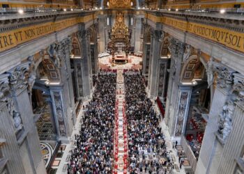 Cardeais pedem unidade da Igreja em missa que abre o conclave