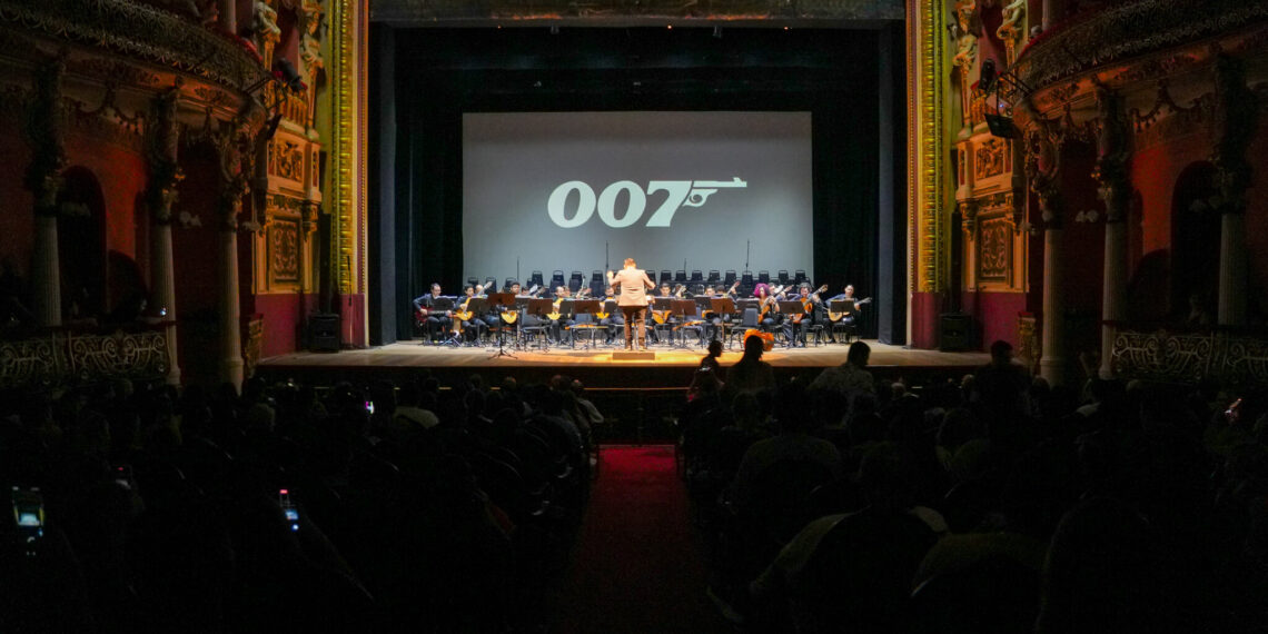 Orquestra de Violões e Coral do Liceu encantam o público no Teatro Amazonas com espetáculo de trilha de filmes e séries