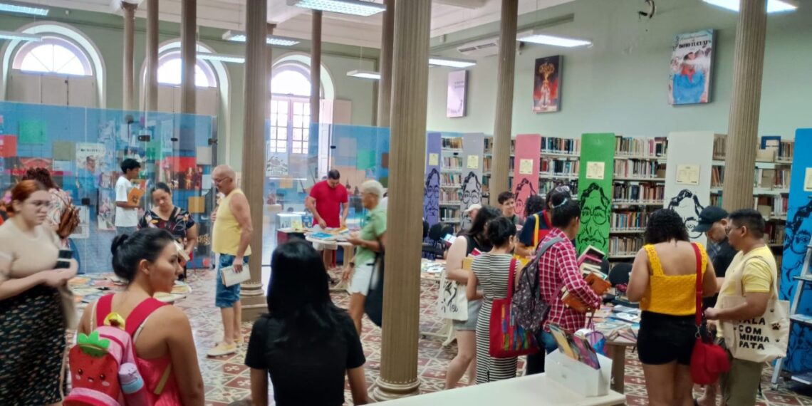 Biblioteca Pública do Amazonas promove troca de livros e visitas guiadas para incentivar a leitura