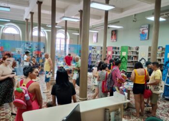 Biblioteca Pública do Amazonas promove troca de livros e visitas guiadas para incentivar a leitura