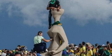 Mulher que pichou estátua da Justiça com batom recorre de condenação no STF