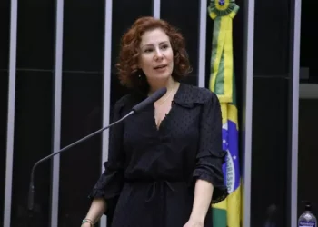 STF tem maioria para condenar Carla Zambelli a 10 anos de prisão e à perda do mandato