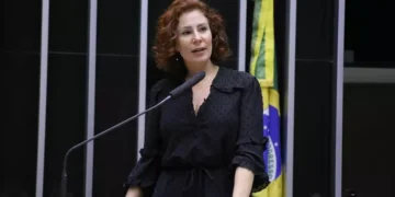 STF tem maioria para condenar Carla Zambelli a 10 anos de prisão e à perda do mandato
