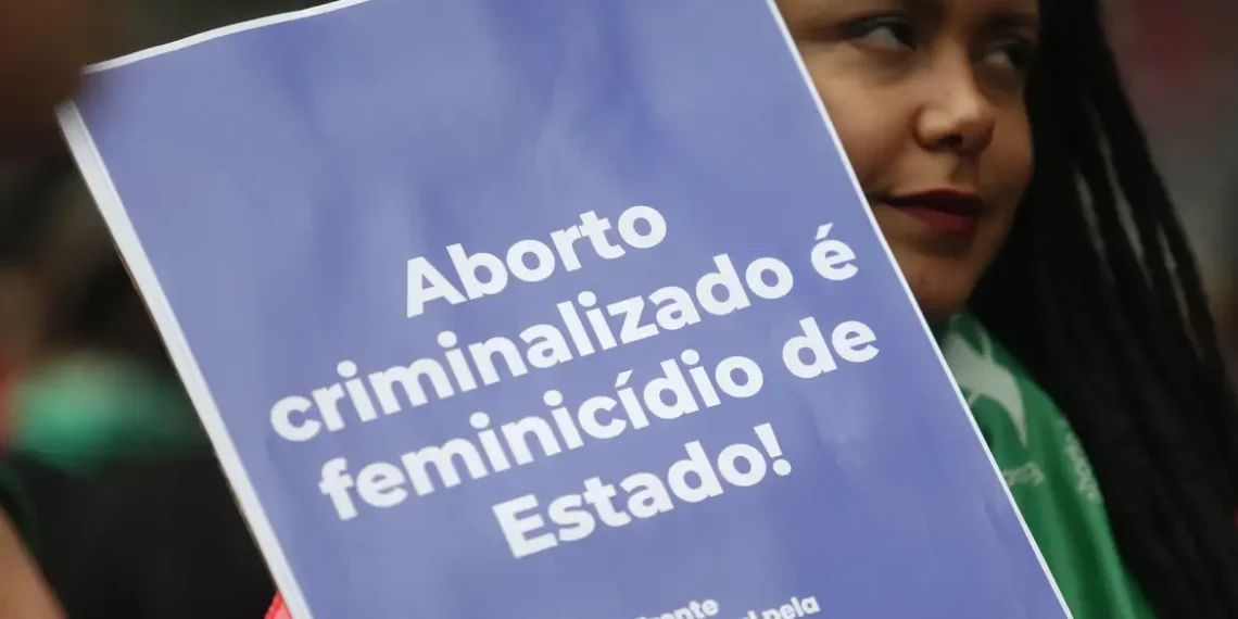 Gravidez infantil atinge quase 14 mil meninas em 2023; só 1% teve acesso ao aborto legal no Brasil