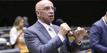 Líder do PDT anuncia saída da bancada aliada do governo Lula na Câmara