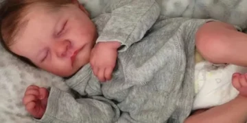 Mulher desiste de processo por licença-maternidade para bebê reborn após repercussão negativa