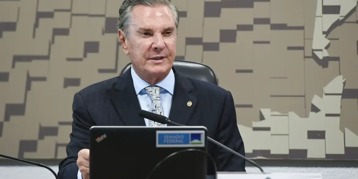 Fernando Collor deixa presídio e passa a cumprir pena em casa por decisão do STF