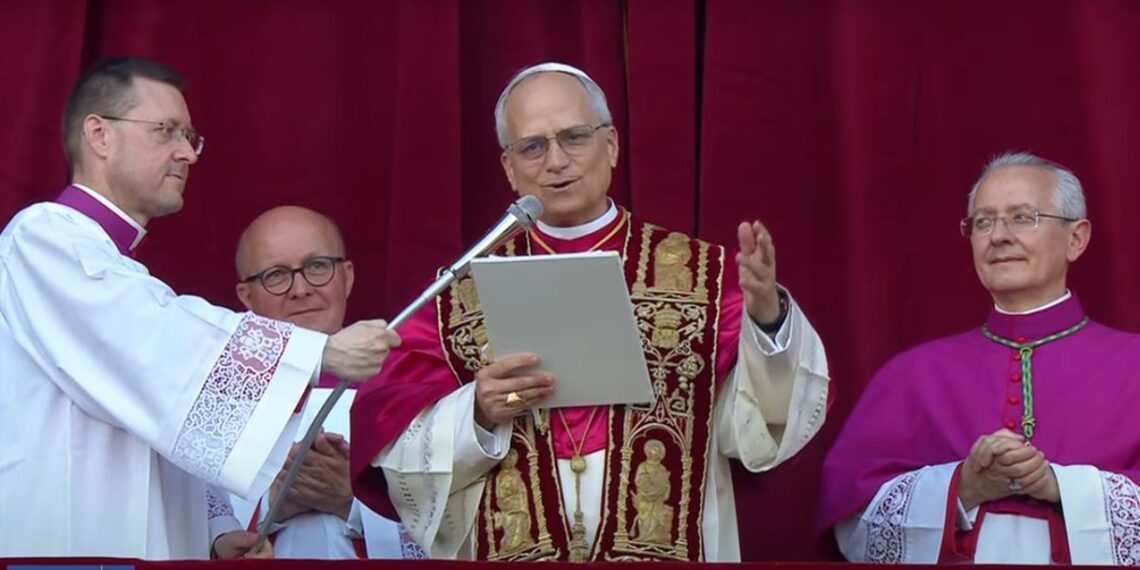 Cardeal americano Robert Prevost é eleito novo papa e adota o nome Leão 14