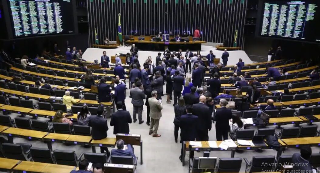 Projeto que aumenta número de deputados para 531 tem urgência aprovada