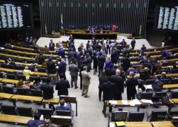 Projeto que aumenta número de deputados para 531 tem urgência aprovada