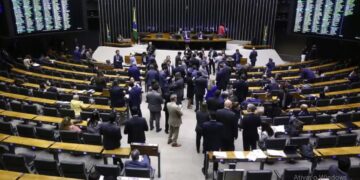 Projeto que aumenta número de deputados para 531 tem urgência aprovada