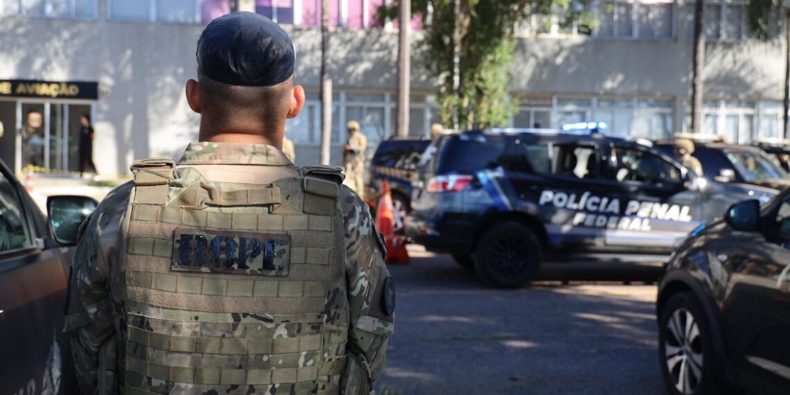 Líder do PCC, Tuta, é transferido para presídio federal em Brasília após ser preso na Bolívia
