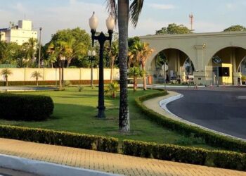 Político com mandato quase atropela pai e filho em condomínio de luxo em Manaus