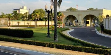 Político com mandato quase atropela pai e filho em condomínio de luxo em Manaus