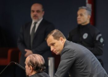 Mauro Cid diz que recebeu dinheiro de Braga Netto em sacola de vinho para financiar plano golpista