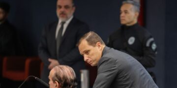 Mauro Cid diz que recebeu dinheiro de Braga Netto em sacola de vinho para financiar plano golpista