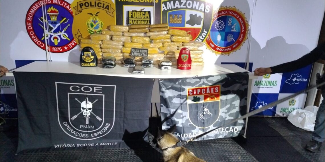 Cão farejador ajuda PM a apreender 40 kg de cocaína