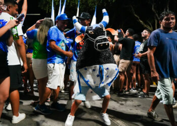 Boi de Rua estreia novo formato e arrasta multidão pelas ruas de Parintins