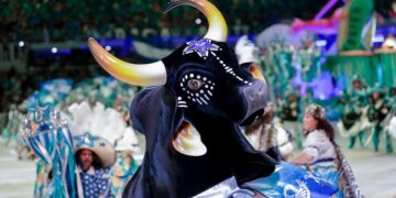 Boi Caprichoso abre a segunda noite e celebra a retomada das tradições