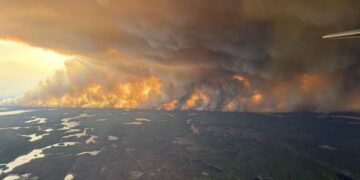 Incêndios florestais no Canadá forçam retirada de 25 mil pessoas e afetam qualidade do ar nos EUA