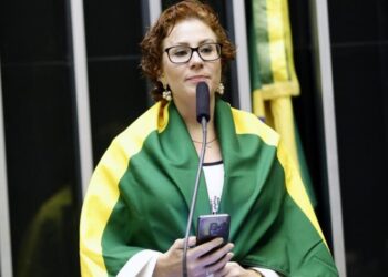 STF retira redes sociais de Carla Zambelli, da mãe e do filho após decisão de Alexandre de Moraes