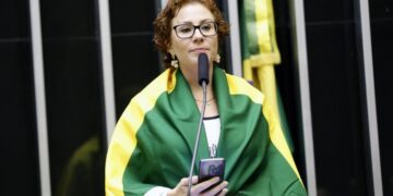 STF retira redes sociais de Carla Zambelli, da mãe e do filho após decisão de Alexandre de Moraes