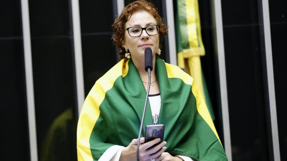 STF retira redes sociais de Carla Zambelli, da mãe e do filho após decisão de Alexandre de Moraes