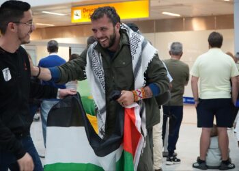 Israel deporta ativistas de barco com ajuda humanitária a Gaza, incluindo brasileiro Thiago Ávila