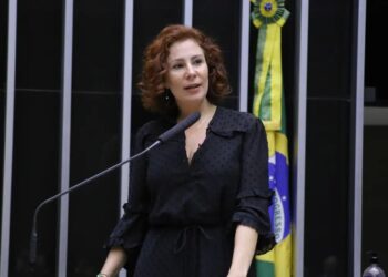 CCJ abre prazo para defesa de Carla Zambelli em processo de cassação na Câmara