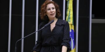 CCJ abre prazo para defesa de Carla Zambelli em processo de cassação na Câmara