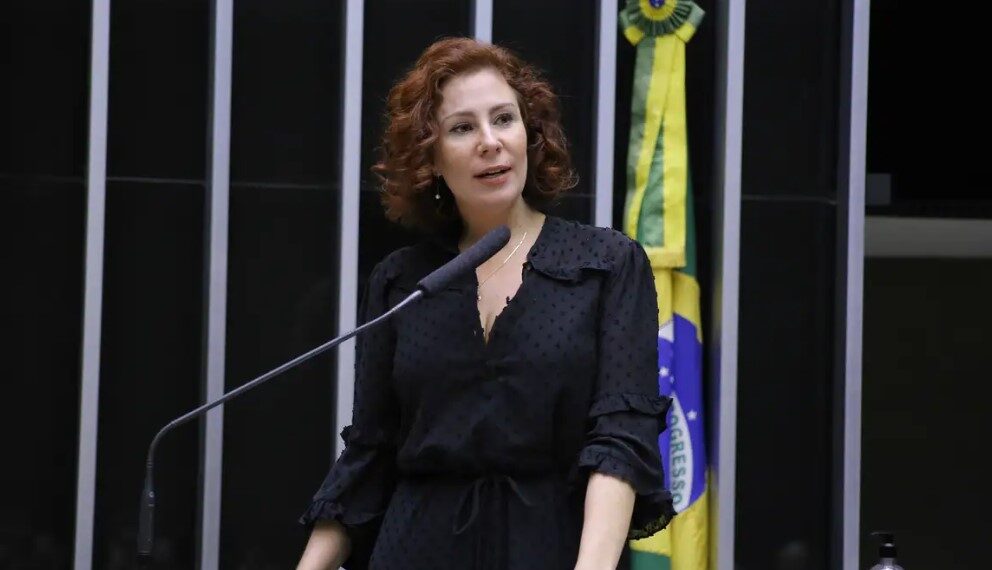 CCJ abre prazo para defesa de Carla Zambelli em processo de cassação na Câmara