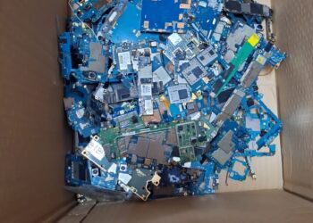 Dupla é presa em “laboratório” de desmanche de celulares no Centro de Manaus