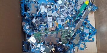 Dupla é presa em “laboratório” de desmanche de celulares no Centro de Manaus