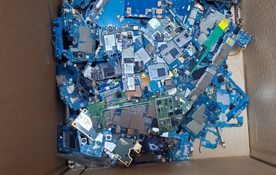Dupla é presa em “laboratório” de desmanche de celulares no Centro de Manaus