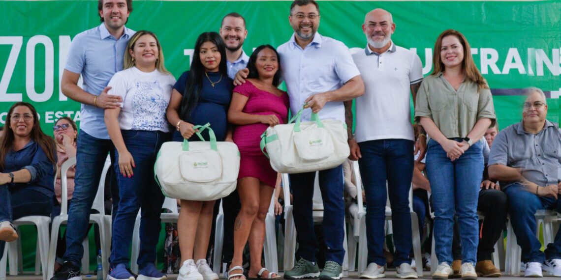 Governo do Amazonas entrega 3,6 toneladas de alimentos e 100 kits de bebê em Itacoatiara