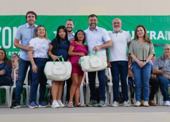 Governo do Amazonas entrega 3,6 toneladas de alimentos e 100 kits de bebê em Itacoatiara