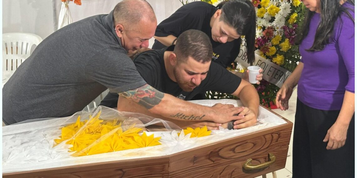Marido de Giovana Ribeiro se despede da esposa e da filha em velório marcado por comoção em Manaus