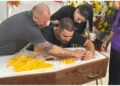 Marido de Giovana Ribeiro se despede da esposa e da filha em velório marcado por comoção em Manaus