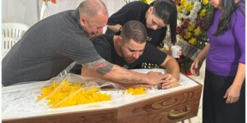 Marido de Giovana Ribeiro se despede da esposa e da filha em velório marcado por comoção em Manaus