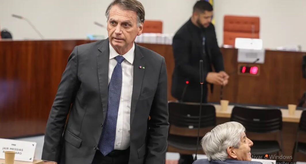 Bolsonaro nega plano de golpe, pede desculpa ao STF e critica urnas