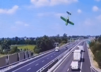 Casal morre após queda de avião ultraleve em rodovia na Itália