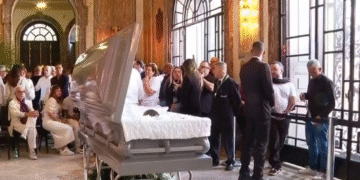 Fãs se despedem de Preta Gil em clima de emoção e gratidão no Theatro Municipal do Rio