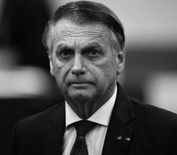 Bolsonaro descarta deixar o Brasil e diz ser alvo de tentativa de ‘eliminação’