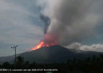 Vulcão entra em erupção na Indonésia, lança cinzas a 18 km de altura e cancela voos
