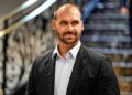 Licença de Eduardo Bolsonaro termina neste domingo; deputado diz que pode renunciar ao mandato