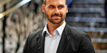 Licença de Eduardo Bolsonaro termina neste domingo; deputado diz que pode renunciar ao mandato