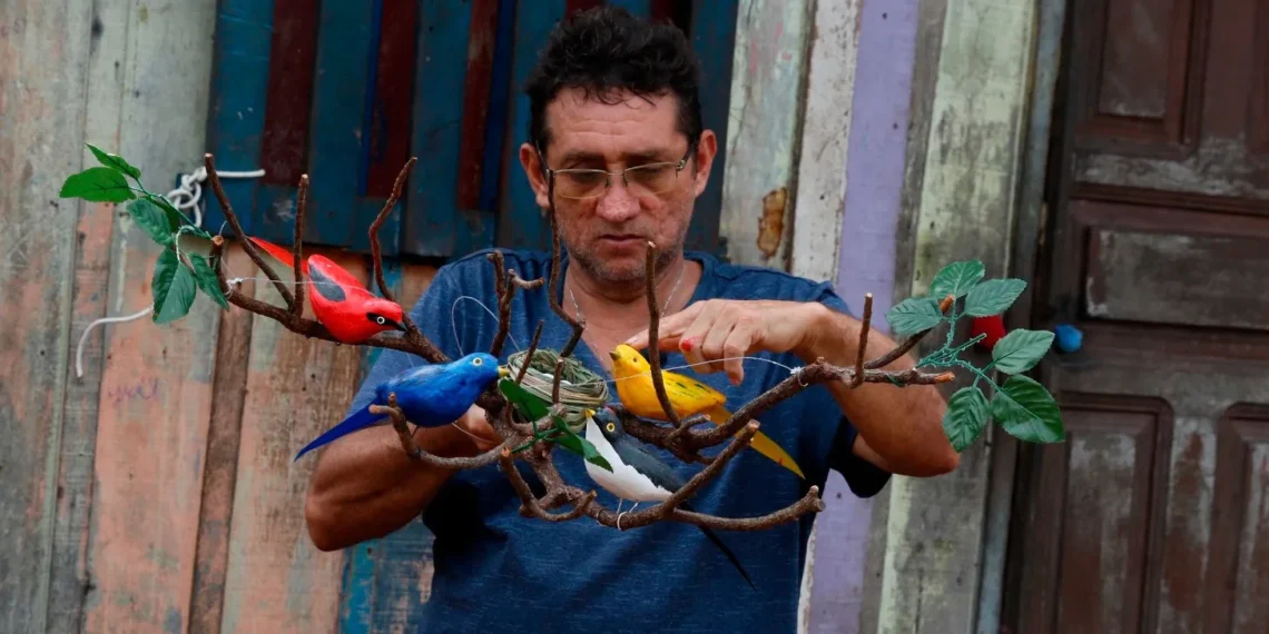 ‘Ornitólogo das palafitas’, artesão transforma gesso em pássaros e sonha com box em feira