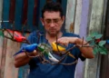 ‘Ornitólogo das palafitas’, artesão transforma gesso em pássaros e sonha com box em feira