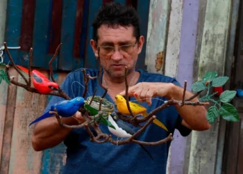 ‘Ornitólogo das palafitas’, artesão transforma gesso em pássaros e sonha com box em feira