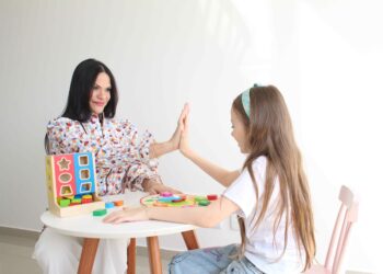 Como manter a rotina de crianças neurodivergentes nas férias de julho sem sobrecarregar a família